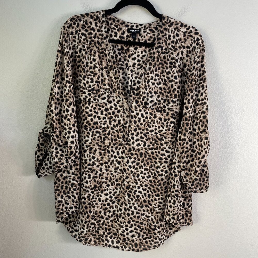 Torrid Harper Womens Plus 2X Leopard Animal Print Blouse Roll Tab Sleeve Shirt‎